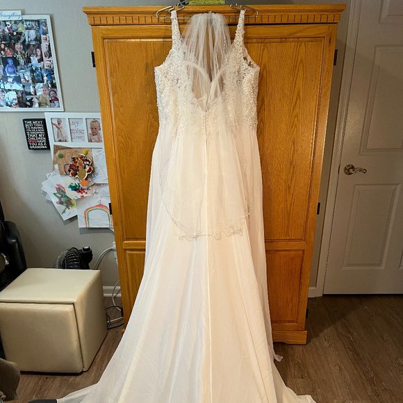 Maggie Sotterro Wedding Dress - Picture 3 of 11
